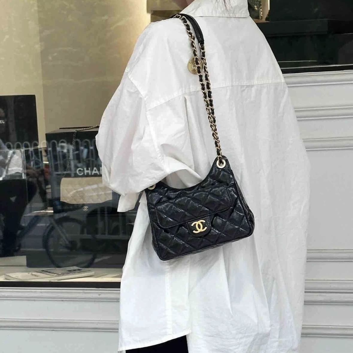 Chanel Wavy Hobo Bag Black S size - Image 4