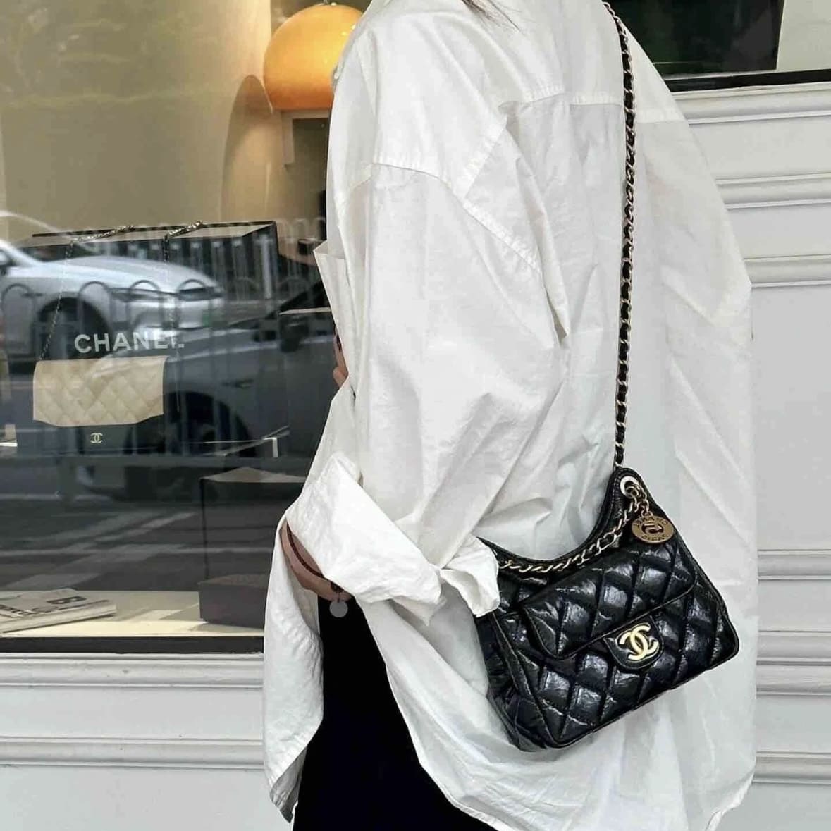 Chanel Wavy Hobo Bag Black S size - Image 5