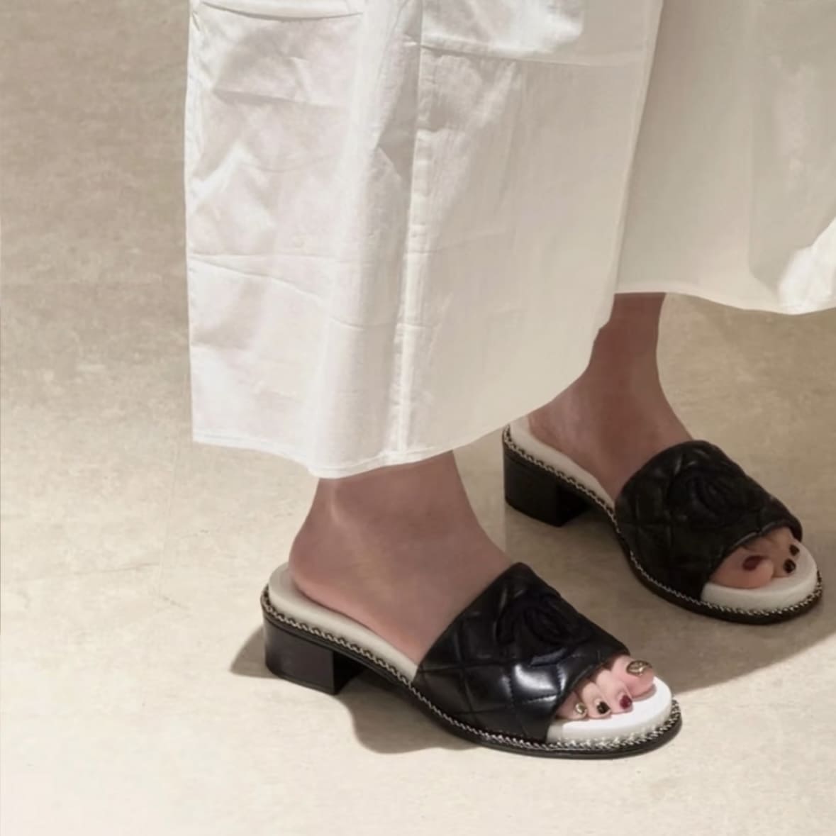 Chanel CC Logo Mules G46301 - black 黑 - Image 4