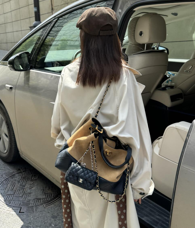 Chanel 25A shopping bag AS5657 - beige/ black 米/黑 - Image 8