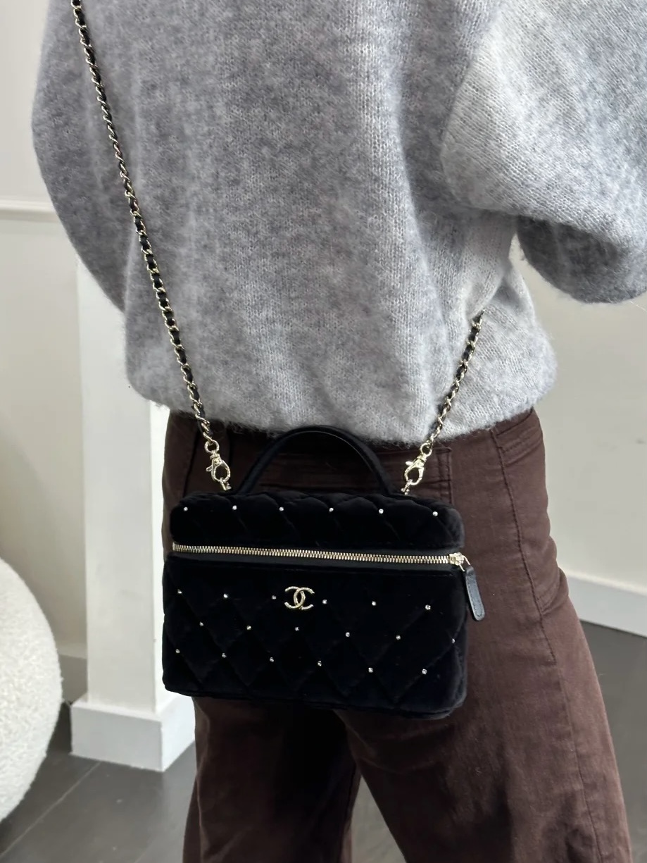 Chanel 25K Velvet Vanity Case AP4860 – Black 黑 - Image 6