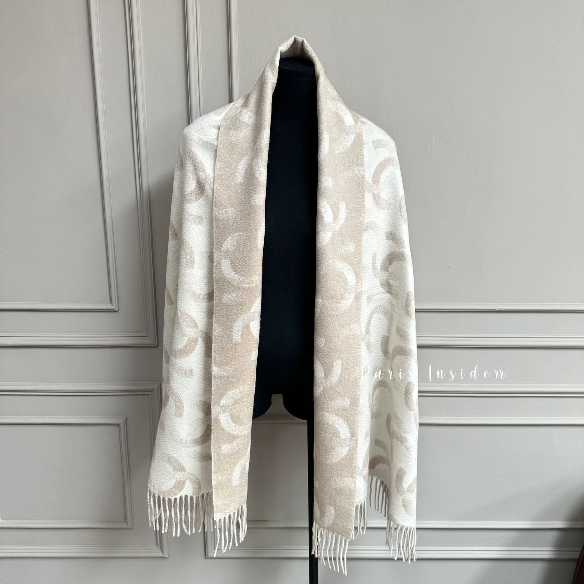 Chanel 25K CC Logo Reversible Scarf - Beige & White 淺米及白色