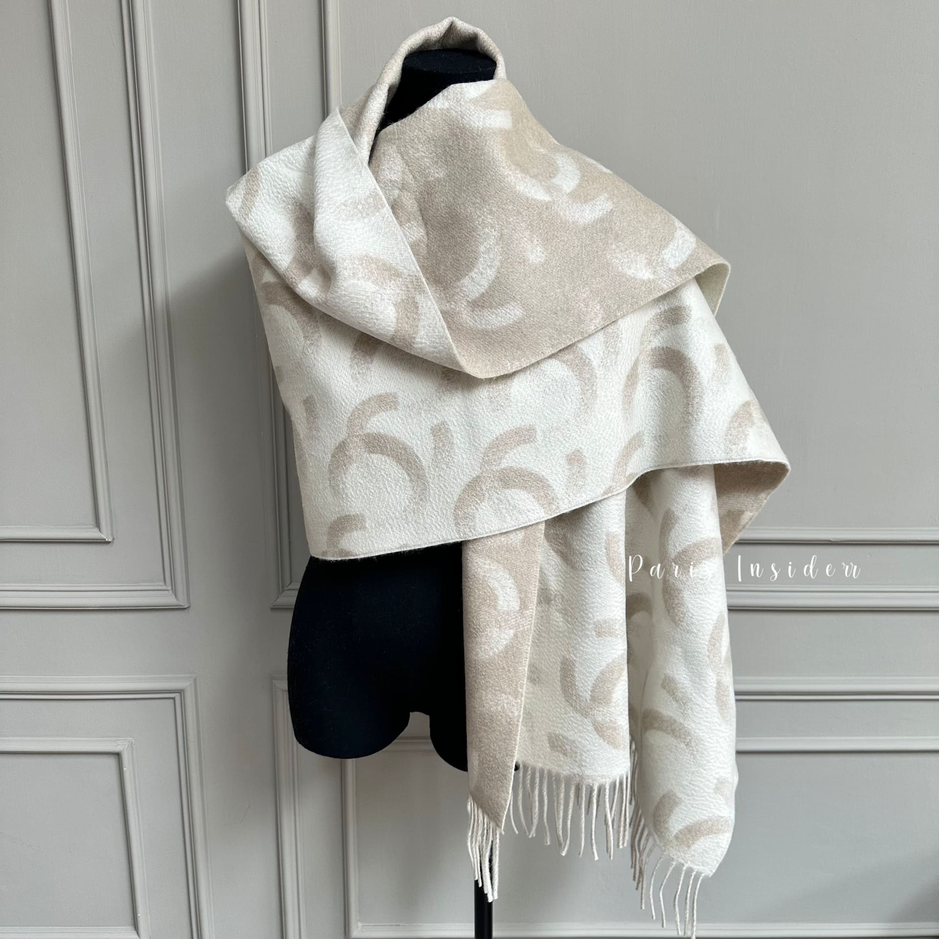 Chanel 25K CC Logo Reversible Scarf - Beige & White 淺米及白色 - Image 2