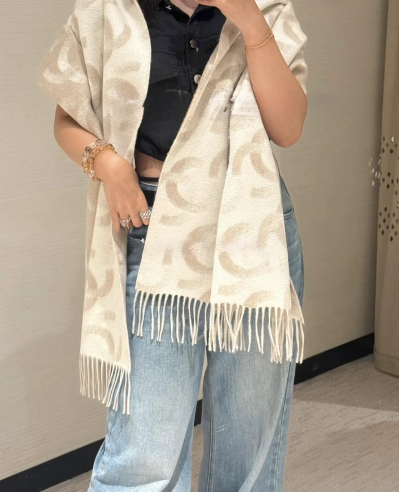 Chanel 25K CC Logo Reversible Scarf - Beige & White 淺米及白色 - Image 3