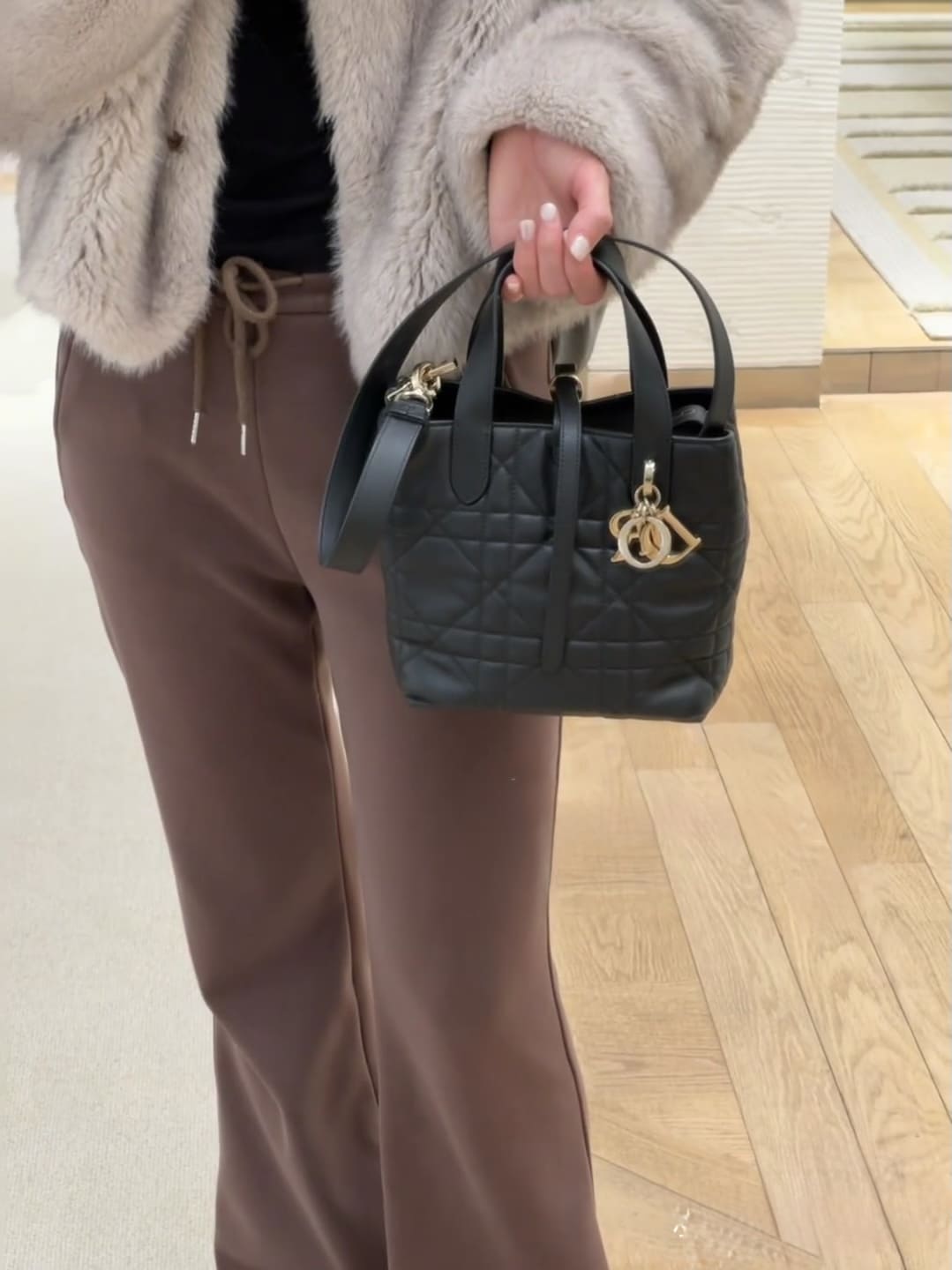 Dior Small Toujours Vertical Tote Bag - Black (黑色) - Image 4