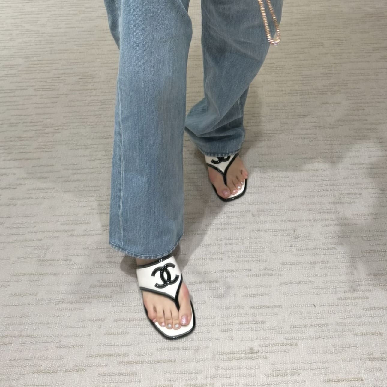 Chanel 26B Thongs G47522 - Beige & Black (米色/黑色) - Image 3