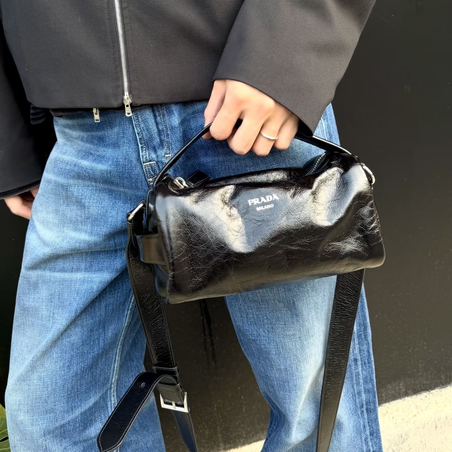 Prada Antiqued Leather Shoulder Bag - Black (黑色) - Image 5