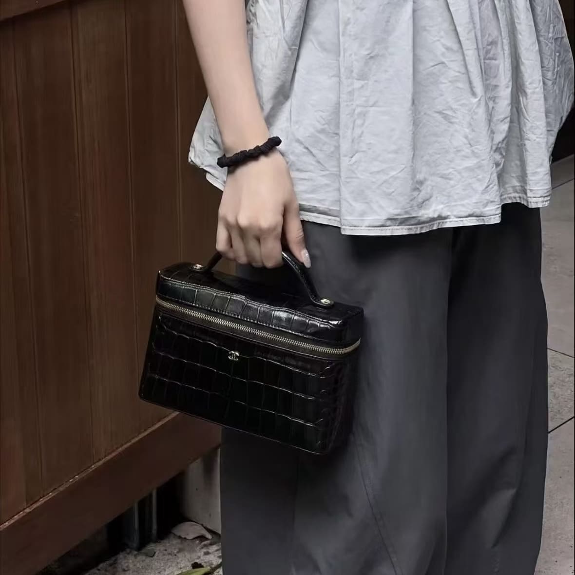 Chanel 26A Vanity with Chain - Black (黑色) - Image 5