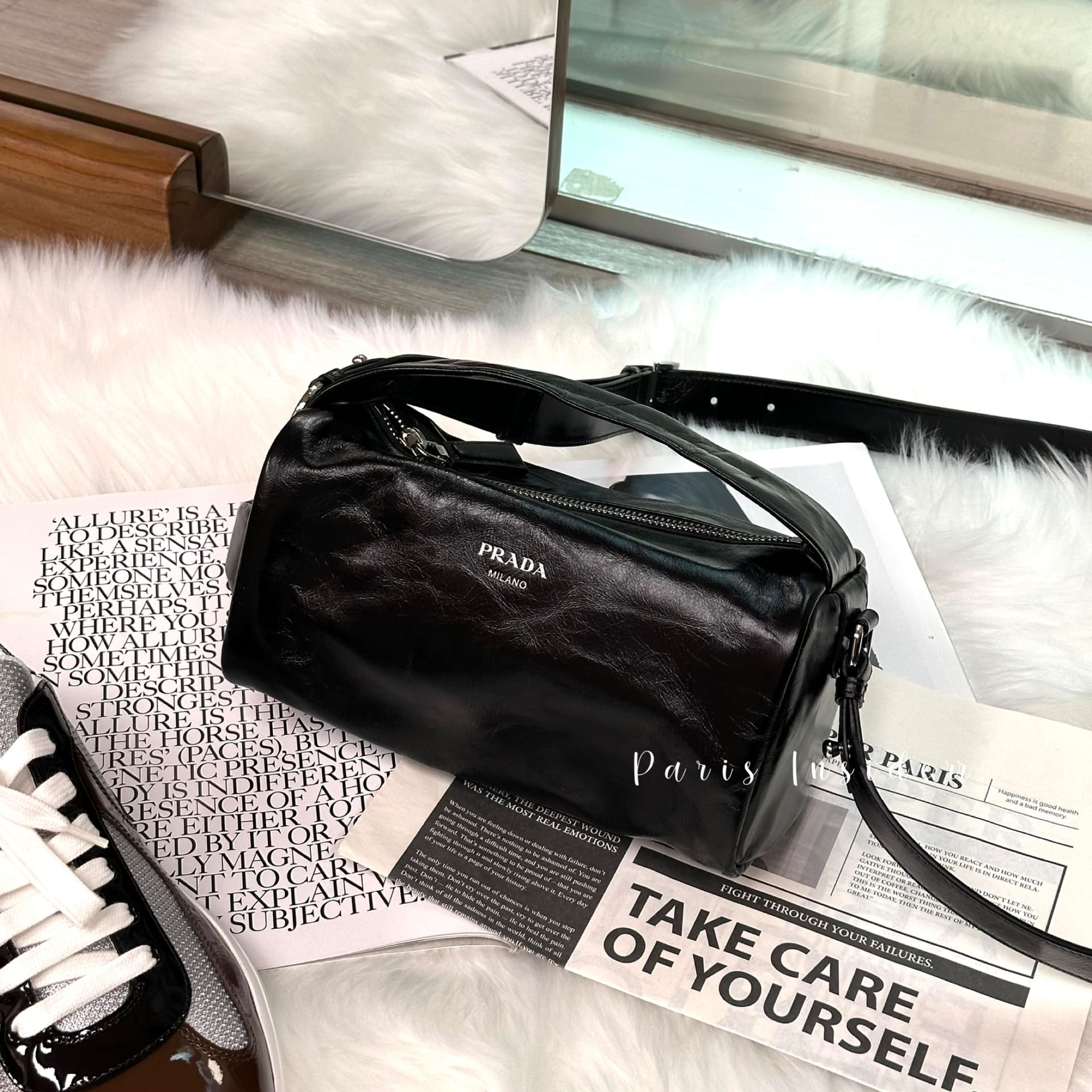 Prada Antiqued Leather Shoulder Bag - Black (黑色)